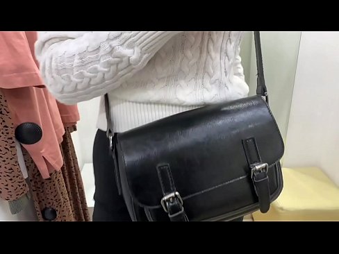 ❤️ Masturbazzjoni pubblika tal-kelba żagħżugħa FeralBerry b'dildo fil-kamra tal-armar Porno fil-porn mt.sexindrag.ru ❌️
