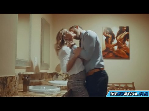 ❤️ Meta blonda busty seduces f'kamra tal-banju pubbliku Porno fil-porn mt.sexindrag.ru ❌️